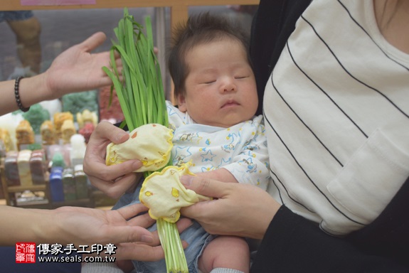 剃胎毛、滿月剃頭、嬰兒剃頭、嬰兒理髮、嬰兒剃髮、嬰兒剃胎毛、嬰兒滿月剃頭、寶寶剃頭、剃胎毛儀式、剃胎毛吉祥話、滿月剃頭儀式、滿月剃頭吉祥話、寶寶剃胎毛、寶寶滿月剃頭理髮、新北永和區剃胎毛、新北永和區滿月剃頭、新北永和區嬰兒剃頭剃胎毛、新北永和區嬰兒理髮、新北永和區嬰兒剃髮、謝寶寶(新北永和區嬰兒寶寶滿月剃頭理髮、免費嬰兒剃胎毛儀式吉祥話)。中國風會場，爸媽寶貝免費穿「日中韓」古裝禮服。專業拍照、DVD光碟、證書。★購買「臍帶章、肚臍章、胎毛筆刷印章」贈送：剃頭、收涎、抓周，三選一。2017.04.19 照片10