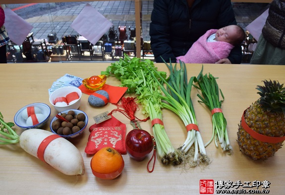 剃胎毛、滿月剃頭、嬰兒剃頭、嬰兒理髮、嬰兒剃髮、嬰兒剃胎毛、嬰兒滿月剃頭、寶寶剃頭、剃胎毛儀式、剃胎毛吉祥話、滿月剃頭儀式、滿月剃頭吉祥話、寶寶剃胎毛、寶寶滿月剃頭理髮、新竹香山區剃胎毛、新竹香山區滿月剃頭、新竹香山區嬰兒剃頭剃胎毛、新竹香山區嬰兒理髮、新竹香山區嬰兒剃髮、林寶寶(新竹香山區嬰兒寶寶滿月剃頭理髮、免費嬰兒剃胎毛儀式吉祥話)。中國風會場，爸媽寶貝免費穿「日中韓」古裝禮服。專業拍照、DVD光碟、證書。★購買「臍帶章、肚臍章、胎毛筆刷印章」贈送：剃頭、收涎、抓周，三選一。2016.01.29 照片1