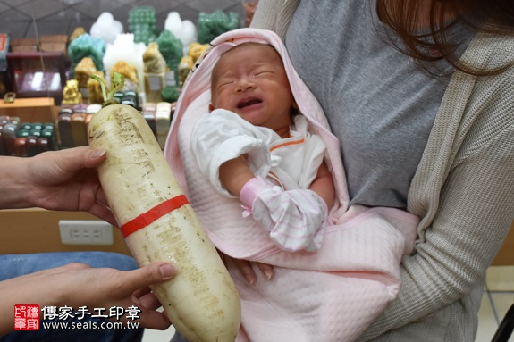 剃胎毛、滿月剃頭、嬰兒剃頭、嬰兒理髮、嬰兒剃髮、嬰兒剃胎毛、嬰兒滿月剃頭、寶寶剃頭、剃胎毛儀式、剃胎毛吉祥話、滿月剃頭儀式、滿月剃頭吉祥話、寶寶剃胎毛、寶寶滿月剃頭理髮、新北永和區剃胎毛、新北永和區滿月剃頭、新北永和區嬰兒剃頭剃胎毛、新北永和區嬰兒理髮、新北永和區嬰兒剃髮、黃寶寶(新北永和區嬰兒寶寶滿月剃頭理髮、免費嬰兒剃胎毛儀式吉祥話)。中國風會場，爸媽寶貝免費穿「日中韓」古裝禮服。專業拍照、DVD光碟、證書。★購買「臍帶章、肚臍章、胎毛筆刷印章」贈送：剃頭、收涎、抓周，三選一。2017.05.29 照片9