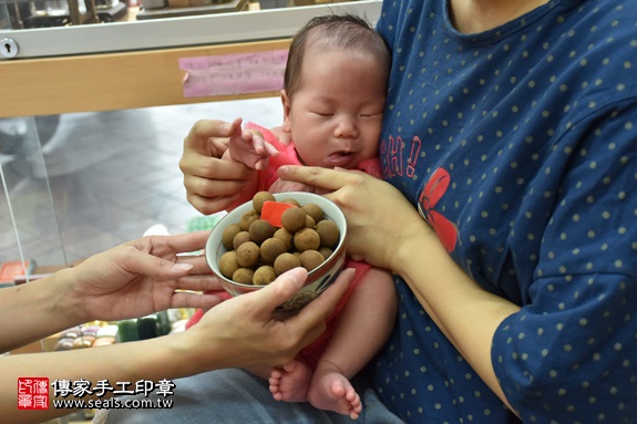 剃胎毛、滿月剃頭、嬰兒剃頭、嬰兒理髮、嬰兒剃髮、嬰兒剃胎毛、嬰兒滿月剃頭、寶寶剃頭、剃胎毛儀式、剃胎毛吉祥話、滿月剃頭儀式、滿月剃頭吉祥話、寶寶剃胎毛、寶寶滿月剃頭理髮、新北永和區剃胎毛、新北永和區滿月剃頭、新北永和區嬰兒剃頭剃胎毛、新北永和區嬰兒理髮、新北永和區嬰兒剃髮、鄭寶寶(新北永和區嬰兒寶寶滿月剃頭理髮、免費嬰兒剃胎毛儀式吉祥話)。中國風會場，爸媽寶貝免費穿「日中韓」古裝禮服。專業拍照、DVD光碟、證書。★購買「臍帶章、肚臍章、胎毛筆刷印章」贈送：剃頭、收涎、抓周，三選一。2017.05.29 照片7