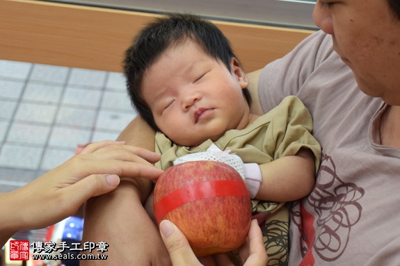 剃胎毛、滿月剃頭、嬰兒剃頭、嬰兒理髮、嬰兒剃髮、嬰兒剃胎毛、嬰兒滿月剃頭、寶寶剃頭、剃胎毛儀式、剃胎毛吉祥話、滿月剃頭儀式、滿月剃頭吉祥話、寶寶剃胎毛、寶寶滿月剃頭理髮、新竹香山區剃胎毛、新竹香山區滿月剃頭、新竹香山區嬰兒剃頭剃胎毛、新竹香山區嬰兒理髮、新竹香山區嬰兒剃髮、黃寶寶(新竹香山區嬰兒寶寶滿月剃頭理髮、免費嬰兒剃胎毛儀式吉祥話)。中國風會場，爸媽寶貝免費穿「日中韓」古裝禮服。專業拍照、DVD光碟、證書。★購買「臍帶章、肚臍章、胎毛筆刷印章」贈送：剃頭、收涎、抓周，三選一。2017.06.25 照片8