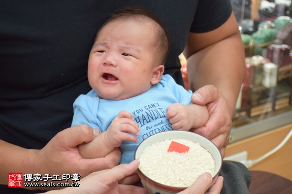 剃胎毛、滿月剃頭、嬰兒剃頭、嬰兒理髮、嬰兒剃髮、嬰兒剃胎毛、嬰兒滿月剃頭、寶寶剃頭、剃胎毛儀式、剃胎毛吉祥話、滿月剃頭儀式、滿月剃頭吉祥話、寶寶剃胎毛、寶寶滿月剃頭理髮、新北永和區剃胎毛、新北永和區滿月剃頭、新北永和區嬰兒剃頭剃胎毛、新北永和區嬰兒理髮、新北永和區嬰兒剃髮、周寶寶(新北永和區嬰兒寶寶滿月剃頭理髮、免費嬰兒剃胎毛儀式吉祥話)。中國風會場，爸媽寶貝免費穿「日中韓」古裝禮服。專業拍照、DVD光碟、證書。★購買「臍帶章、肚臍章、胎毛筆刷印章」贈送：剃頭、收涎、抓周，三選一。2017.07.04 照片6