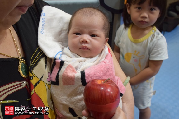 剃胎毛、滿月剃頭、嬰兒剃頭、嬰兒理髮、嬰兒剃髮、嬰兒剃胎毛、嬰兒滿月剃頭、寶寶剃頭、剃胎毛儀式、剃胎毛吉祥話、滿月剃頭儀式、滿月剃頭吉祥話、寶寶剃胎毛、寶寶滿月剃頭理髮、 新北永和區剃胎毛、新北永和區滿月剃頭、 新北永和區嬰兒剃頭剃胎毛、新北永和區嬰兒理髮、新北永和區嬰兒剃髮、陳寶寶(新北永和區到府嬰兒寶寶滿月剃頭理髮、免費到府嬰兒剃胎毛儀式吉祥話)。到府剃頭剃胎毛主持、專業拍照、DVD光碟、證書。★購買「臍帶章、肚臍章、胎毛筆刷印章」贈送：剃頭、收涎、抓周，三選一。2017.07.21  照片8