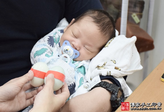剃胎毛、滿月剃頭、嬰兒剃頭、嬰兒理髮、嬰兒剃髮、嬰兒剃胎毛、嬰兒滿月剃頭、寶寶剃頭、剃胎毛儀式、剃胎毛吉祥話、滿月剃頭儀式、滿月剃頭吉祥話、寶寶剃胎毛、寶寶滿月剃頭理髮、新北永和區剃胎毛、新北永和區滿月剃頭、新北永和區嬰兒剃頭剃胎毛、新北永和區嬰兒理髮、新北永和區嬰兒剃髮、鄭寶寶(新北永和區嬰兒寶寶滿月剃頭理髮、免費嬰兒剃胎毛儀式吉祥話)。中國風會場，爸媽寶貝免費穿「日中韓」古裝禮服。專業拍照、DVD光碟、證書。★購買「臍帶章、肚臍章、胎毛筆刷印章」贈送：剃頭、收涎、抓周，三選一。2016.04.08  照片4