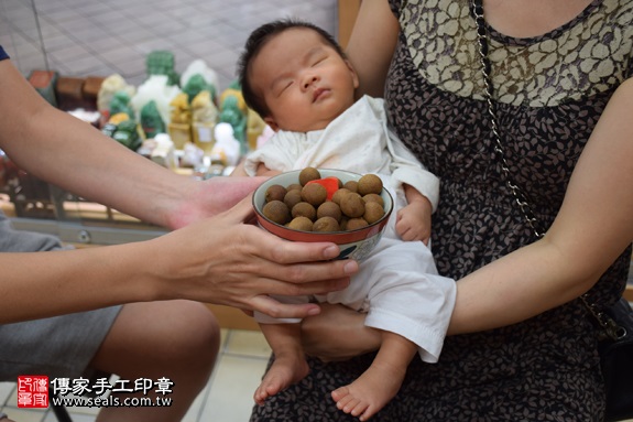 剃胎毛、滿月剃頭、嬰兒剃頭、嬰兒理髮、嬰兒剃髮、嬰兒剃胎毛、嬰兒滿月剃頭、寶寶剃頭、剃胎毛儀式、剃胎毛吉祥話、滿月剃頭儀式、滿月剃頭吉祥話、寶寶剃胎毛、寶寶滿月剃頭理髮、新北永和區剃胎毛、新北永和區滿月剃頭、新北永和區嬰兒剃頭剃胎毛、新北永和區嬰兒理髮、新北永和區嬰兒剃髮、吳寶寶(新北永和區嬰兒寶寶滿月剃頭理髮、免費嬰兒剃胎毛儀式吉祥話)。中國風會場，爸媽寶貝免費穿「日中韓」古裝禮服。專業拍照、DVD光碟、證書。★購買「臍帶章、肚臍章、胎毛筆刷印章」贈送：剃頭、收涎、抓周，三選一。2017.07.23 照片7