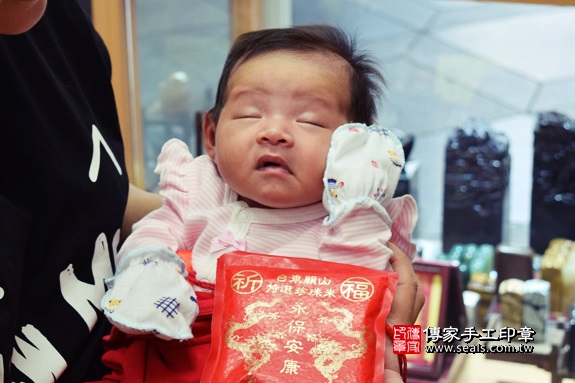 剃胎毛、滿月剃頭、嬰兒剃頭、嬰兒理髮、嬰兒剃髮、嬰兒剃胎毛、嬰兒滿月剃頭、寶寶剃頭、剃胎毛儀式、剃胎毛吉祥話、滿月剃頭儀式、滿月剃頭吉祥話、寶寶剃胎毛、寶寶滿月剃頭理髮、 台中市北區地區剃胎毛、台中市北區地區滿月剃頭、台中市北區地區嬰兒剃頭剃胎毛、台中市北區地區嬰兒理髮、台中市嬰兒剃髮、烏賊(台中市北區嬰兒寶寶滿月剃頭理髮、免費嬰兒剃胎毛儀式吉祥話)。中國風會場，爸媽寶貝免費穿「日中韓」古裝禮服。專業拍照、DVD光碟、證書。★購買「臍帶章、肚臍章、胎毛筆刷印章」贈送：剃頭、收涎、抓周，三選一。2017.09.16照片7