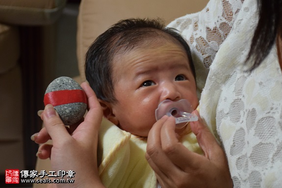 剃胎毛、滿月剃頭、嬰兒剃頭、嬰兒理髮、嬰兒剃髮、嬰兒剃胎毛、嬰兒滿月剃頭、寶寶剃頭、剃胎毛儀式、剃胎毛吉祥話、滿月剃頭儀式、滿月剃頭吉祥話、寶寶剃胎毛、寶寶滿月剃頭理髮、 新竹市東區地區剃胎毛、新竹市東區地區滿月剃頭、新竹市東區地區嬰兒剃頭剃胎毛、新竹市東區地區嬰兒理髮、新竹市嬰兒剃髮、鄭寶寶(新竹市東區到府嬰兒寶寶滿月剃頭理髮、免費到府嬰兒剃胎毛儀式吉祥話)。到府剃頭剃胎毛主持、專業拍照、DVD光碟、證書。★購買「臍帶章、肚臍章、胎毛筆刷印章」贈送：剃頭、收涎、抓周，三選一。2017.09.30照片5