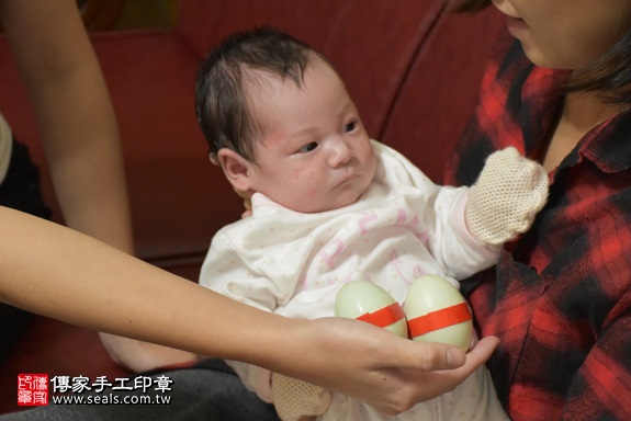 剃胎毛、滿月剃頭、嬰兒剃頭、嬰兒理髮、嬰兒剃髮、嬰兒剃胎毛、嬰兒滿月剃頭、寶寶剃頭、剃胎毛儀式、剃胎毛吉祥話、滿月剃頭儀式、滿月剃頭吉祥話、寶寶剃胎毛、寶寶滿月剃頭理髮、 新北市新莊地區剃胎毛、新北市新莊地區滿月剃頭、新北市新莊地區嬰兒剃頭剃胎毛、新北市新莊地區嬰兒理髮、新北市嬰兒剃髮、楊寶寶(新北新莊區到府嬰兒寶寶滿月剃頭理髮、免費到府嬰兒剃胎毛儀式吉祥話)。到府剃頭剃胎毛主持、專業拍照、DVD光碟、證書。★購買「臍帶章、肚臍章、胎毛筆刷印章」贈送：剃頭、收涎、抓周，三選一。2017.11.27照片4