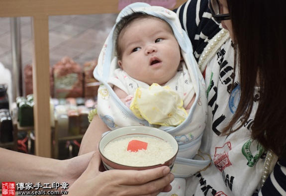 剃胎毛、滿月剃頭、嬰兒剃頭、嬰兒理髮、嬰兒剃髮、嬰兒剃胎毛、嬰兒滿月剃頭、寶寶剃頭、剃胎毛儀式、剃胎毛吉祥話、滿月剃頭儀式、滿月剃頭吉祥話、寶寶剃胎毛、寶寶滿月剃頭理髮、新北永和區剃胎毛、新北永和區滿月剃頭、新北永和區嬰兒剃頭剃胎毛、新北永和區嬰兒理髮、新北永和區嬰兒剃髮、楊寶寶(新北永和區嬰兒寶寶滿月剃頭理髮、免費嬰兒剃胎毛儀式吉祥話)。中國風會場，爸媽寶貝免費穿「日中韓」古裝禮服。專業拍照、DVD光碟、證書。★購買「臍帶章、肚臍章、胎毛筆刷印章」贈送：剃頭、收涎、抓周，三選一。2016.07.03  照片6