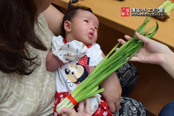 剃胎毛、滿月剃頭、嬰兒剃頭、嬰兒理髮、嬰兒剃髮、嬰兒剃胎毛、嬰兒滿月剃頭、寶寶剃頭、剃胎毛儀式、剃胎毛吉祥話、滿月剃頭儀式、滿月剃頭吉祥話、寶寶剃胎毛、寶寶滿月剃頭理髮、台中北區剃胎毛、台中北區滿月剃頭、台中北區嬰兒剃頭剃胎毛、台中北區嬰兒理髮、台中北區嬰兒剃髮、林寶寶(台中北區嬰兒寶寶滿月剃頭理髮、免費嬰兒剃胎毛儀式吉祥話)。中國風會場，爸媽寶貝免費穿「日中韓」古裝禮服。專業拍照、DVD光碟、證書。★購買「臍帶章、肚臍章、胎毛筆刷印章」贈送：剃頭、收涎、抓周，三選一。2016.07.25  照片10