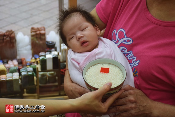 剃胎毛、滿月剃頭、嬰兒剃頭、嬰兒理髮、嬰兒剃髮、嬰兒剃胎毛、嬰兒滿月剃頭、寶寶剃頭、剃胎毛儀式、剃胎毛吉祥話、滿月剃頭儀式、滿月剃頭吉祥話、寶寶剃胎毛、寶寶滿月剃頭理髮、新北永和區剃胎毛、新北永和區滿月剃頭、新北永和區嬰兒剃頭剃胎毛、新北永和區嬰兒理髮、新北永和區嬰兒剃髮、葉寶寶(新北永和區嬰兒寶寶滿月剃頭理髮、免費嬰兒剃胎毛儀式吉祥話)。中國風會場，爸媽寶貝免費穿「日中韓」古裝禮服。專業拍照、DVD光碟、證書。★購買「臍帶章、肚臍章、胎毛筆刷印章」贈送：剃頭、收涎、抓周，三選一。2016.10.24 照片6