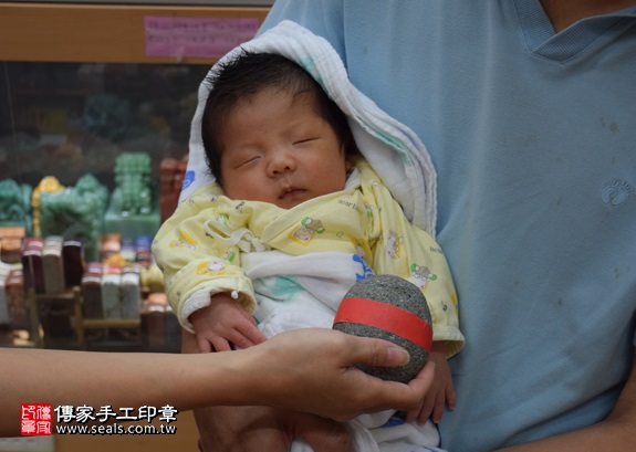剃胎毛、滿月剃頭、嬰兒剃頭、嬰兒理髮、嬰兒剃髮、嬰兒剃胎毛、嬰兒滿月剃頭、寶寶剃頭、剃胎毛儀式、剃胎毛吉祥話、滿月剃頭儀式、滿月剃頭吉祥話、寶寶剃胎毛、寶寶滿月剃頭理髮、新北永和區剃胎毛、新北永和區滿月剃頭、新北永和區嬰兒剃頭剃胎毛、新北永和區嬰兒理髮、新北永和區嬰兒剃髮、洪寶寶(新北永和區嬰兒寶寶滿月剃頭理髮、免費嬰兒剃胎毛儀式吉祥話)。中國風會場，爸媽寶貝免費穿「日中韓」古裝禮服。專業拍照、DVD光碟、證書。★購買「臍帶章、肚臍章、胎毛筆刷印章」贈送：剃頭、收涎、抓周，三選一。2016.10.18 照片4