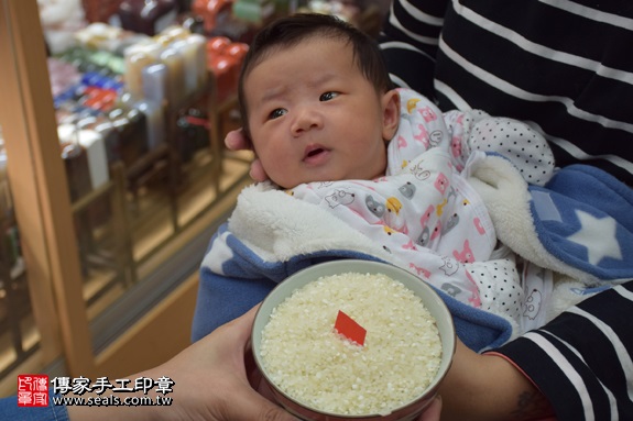 剃胎毛、滿月剃頭、嬰兒剃頭、嬰兒理髮、嬰兒剃髮、嬰兒剃胎毛、嬰兒滿月剃頭、寶寶剃頭、剃胎毛儀式、剃胎毛吉祥話、滿月剃頭儀式、滿月剃頭吉祥話、寶寶剃胎毛、寶寶滿月剃頭理髮、新北永和區剃胎毛、新北永和區滿月剃頭、新北永和區嬰兒剃頭剃胎毛、新北永和區嬰兒理髮、新北永和區嬰兒剃髮、洪寶寶(新北永和區嬰兒寶寶滿月剃頭理髮、免費嬰兒剃胎毛儀式吉祥話)。中國風會場，爸媽寶貝免費穿「日中韓」古裝禮服。專業拍照、DVD光碟、證書。★購買「臍帶章、肚臍章、胎毛筆刷印章」贈送：剃頭、收涎、抓周，三選一。2017.01.22 照片5