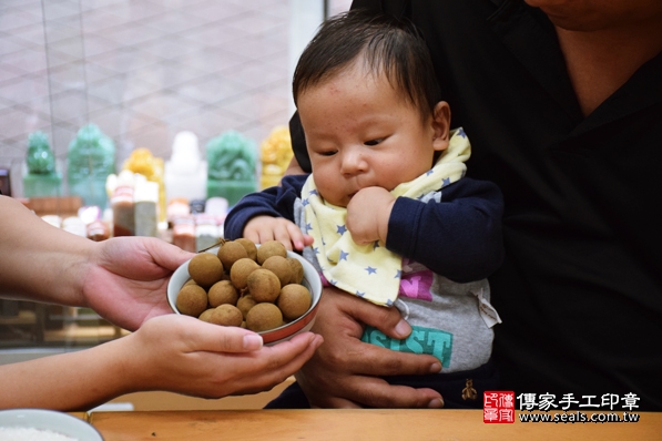 剃胎毛、滿月剃頭、嬰兒剃頭、嬰兒理髮、嬰兒剃髮、嬰兒剃胎毛、嬰兒滿月剃頭、寶寶剃頭、剃胎毛儀式、剃胎毛吉祥話、滿月剃頭儀式、滿月剃頭吉祥話、寶寶剃胎毛、寶寶滿月剃頭理髮、新北永和區剃胎毛、新北永和區滿月剃頭、新北永和區嬰兒剃頭剃胎毛、新北永和區嬰兒理髮、新北永和區嬰兒剃髮、黃寶寶(新北永和區嬰兒寶寶滿月剃頭理髮、免費嬰兒剃胎毛儀式吉祥話)。中國風會場，爸媽寶貝免費穿「日中韓」古裝禮服。專業拍照、DVD光碟、證書。★購買「臍帶章、肚臍章、胎毛筆刷印章」贈送：剃頭、收涎、抓周，三選一。2016.03.07 照片7