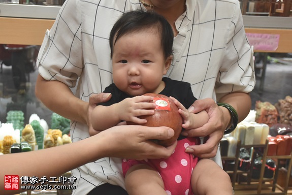 剃胎毛、滿月剃頭、嬰兒剃頭、嬰兒理髮、嬰兒剃髮、嬰兒剃胎毛、嬰兒滿月剃頭、寶寶剃頭、剃胎毛儀式、剃胎毛吉祥話、滿月剃頭儀式、滿月剃頭吉祥話、寶寶剃胎毛、寶寶滿月剃頭理髮、新北永和區剃胎毛、新北永和區滿月剃頭、新北永和區嬰兒剃頭剃胎毛、新北永和區嬰兒理髮、新北永和區嬰兒剃髮、郭寶寶(新北永和區嬰兒寶寶滿月剃頭理髮、免費嬰兒剃胎毛儀式吉祥話)。中國風會場，爸媽寶貝免費穿「日中韓」古裝禮服。專業拍照、DVD光碟、證書。★購買「臍帶章、肚臍章、胎毛筆刷印章」贈送：剃頭、收涎、抓周，三選一。2017.06.03 照片8