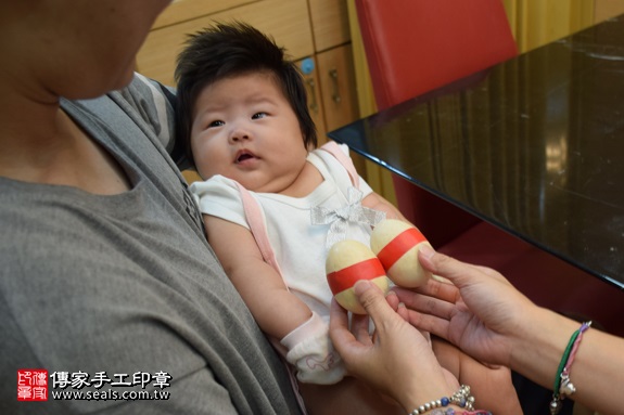 剃胎毛、滿月剃頭、嬰兒剃頭、嬰兒理髮、嬰兒剃髮、嬰兒剃胎毛、嬰兒滿月剃頭、寶寶剃頭、剃胎毛儀式、剃胎毛吉祥話、滿月剃頭儀式、滿月剃頭吉祥話、寶寶剃胎毛、寶寶滿月剃頭理髮、 桃園市蘆竹地區剃胎毛、桃園市蘆竹地區滿月剃頭、桃園市蘆竹地區嬰兒剃頭剃胎毛、桃園市蘆竹地區嬰兒理髮、桃園市嬰兒剃髮、 簡寶寶(桃園蘆竹區到府嬰兒寶寶滿月剃頭理髮、免費到府嬰兒剃胎毛儀式吉祥話)。到府剃頭剃胎毛主持、專業拍照、DVD光碟、證書。★購買「臍帶章、肚臍章、胎毛筆刷印章」贈送：剃頭、收涎、抓周，三選一。2017.09.02照片4