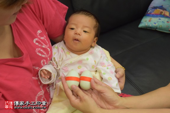 剃胎毛、滿月剃頭、嬰兒剃頭、嬰兒理髮、嬰兒剃髮、嬰兒剃胎毛、嬰兒滿月剃頭、寶寶剃頭、剃胎毛儀式、剃胎毛吉祥話、滿月剃頭儀式、滿月剃頭吉祥話、寶寶剃胎毛、寶寶滿月剃頭理髮、 新北市蘆洲地區剃胎毛、新北市蘆洲地區滿月剃頭、新北市蘆洲地區嬰兒剃頭剃胎毛、新北市蘆洲地區嬰兒理髮、新北市嬰兒剃髮、陳寶寶(新北蘆洲區到府嬰兒寶寶滿月剃頭理髮、免費到府嬰兒剃胎毛儀式吉祥話)。到府剃頭剃胎毛主持、專業拍照、DVD光碟、證書。★購買「臍帶章、肚臍章、胎毛筆刷印章」贈送：剃頭、收涎、抓周，三選一。2017.09.03照片4