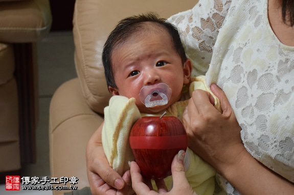 剃胎毛、滿月剃頭、嬰兒剃頭、嬰兒理髮、嬰兒剃髮、嬰兒剃胎毛、嬰兒滿月剃頭、寶寶剃頭、剃胎毛儀式、剃胎毛吉祥話、滿月剃頭儀式、滿月剃頭吉祥話、寶寶剃胎毛、寶寶滿月剃頭理髮、 新竹市東區地區剃胎毛、新竹市東區地區滿月剃頭、新竹市東區地區嬰兒剃頭剃胎毛、新竹市東區地區嬰兒理髮、新竹市嬰兒剃髮、鄭寶寶(新竹市東區到府嬰兒寶寶滿月剃頭理髮、免費到府嬰兒剃胎毛儀式吉祥話)。到府剃頭剃胎毛主持、專業拍照、DVD光碟、證書。★購買「臍帶章、肚臍章、胎毛筆刷印章」贈送：剃頭、收涎、抓周，三選一。2017.09.30照片8