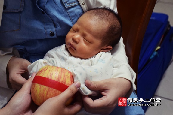 剃胎毛、滿月剃頭、嬰兒剃頭、嬰兒理髮、嬰兒剃髮、嬰兒剃胎毛、嬰兒滿月剃頭、寶寶剃頭、剃胎毛儀式、剃胎毛吉祥話、滿月剃頭儀式、滿月剃頭吉祥話、寶寶剃胎毛、寶寶滿月剃頭理髮、 彰化縣大村地區剃胎毛、彰化縣大村地區滿月剃頭、彰化縣大村地區嬰兒剃頭剃胎毛、彰化縣大村地區嬰兒理髮、彰化縣嬰兒剃髮、張寶寶(彰化大村區到府嬰兒寶寶滿月剃頭理髮、免費到府嬰兒剃胎毛儀式吉祥話)。到府剃頭剃胎毛主持、專業拍照、DVD光碟、證書。★購買「臍帶章、肚臍章、胎毛筆刷印章」贈送：剃頭、收涎、抓周，三選一。2017.09.11照片9