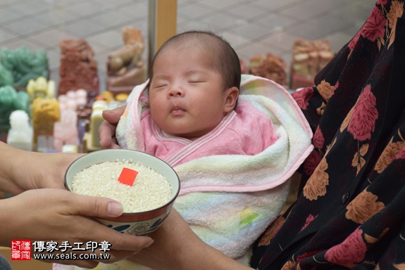 剃胎毛、滿月剃頭、嬰兒剃頭、嬰兒理髮、嬰兒剃髮、嬰兒剃胎毛、嬰兒滿月剃頭、寶寶剃頭、剃胎毛儀式、剃胎毛吉祥話、滿月剃頭儀式、滿月剃頭吉祥話、寶寶剃胎毛、寶寶滿月剃頭理髮、 新北市永和地區剃胎毛、新北市永和地區滿月剃頭、新北市永和地區嬰兒剃頭剃胎毛、新北市永和地區嬰兒理髮、新北市嬰兒剃髮、邱寶寶(新北永和區嬰兒寶寶滿月剃頭理髮、免費嬰兒剃胎毛儀式吉祥話)。中國風會場，爸媽寶貝免費穿「日中韓」古裝禮服。專業拍照、DVD光碟、證書。★購買「臍帶章、肚臍章、胎毛筆刷印章」贈送：剃頭、收涎、抓周，三選一。2017.11.02照片6