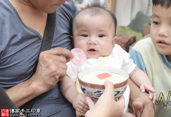 剃胎毛、滿月剃頭、嬰兒剃頭、嬰兒理髮、嬰兒剃髮、嬰兒剃胎毛、嬰兒滿月剃頭、寶寶剃頭、剃胎毛儀式、剃胎毛吉祥話、滿月剃頭儀式、滿月剃頭吉祥話、寶寶剃胎毛、寶寶滿月剃頭理髮、新北永和區剃胎毛、新北永和區滿月剃頭、新北永和區嬰兒剃頭剃胎毛、新北永和區嬰兒理髮、新北永和區嬰兒剃髮、黃寶寶(新北永和區嬰兒寶寶滿月剃頭理髮、免費嬰兒剃胎毛儀式吉祥話)。中國風會場，爸媽寶貝免費穿「日中韓」古裝禮服。專業拍照、DVD光碟、證書。★購買「臍帶章、肚臍章、胎毛筆刷印章」贈送：剃頭、收涎、抓周，三選一。2016.06.20  照片6