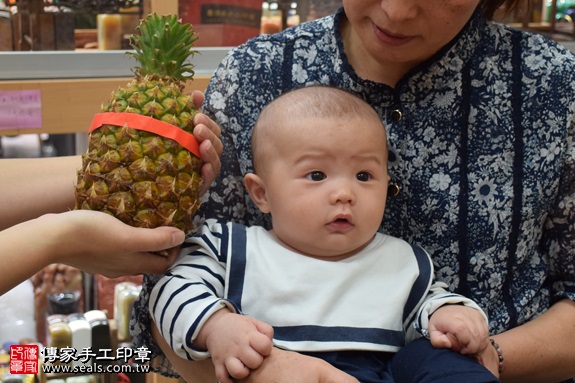 剃胎毛、滿月剃頭、嬰兒剃頭、嬰兒理髮、嬰兒剃髮、嬰兒剃胎毛、嬰兒滿月剃頭、寶寶剃頭、剃胎毛儀式、剃胎毛吉祥話、滿月剃頭儀式、滿月剃頭吉祥話、寶寶剃胎毛、寶寶滿月剃頭理髮、新北永和區剃胎毛、新北永和區滿月剃頭、新北永和區嬰兒剃頭剃胎毛、新北永和區嬰兒理髮、新北永和區嬰兒剃髮、謝寶寶(新北永和區嬰兒寶寶滿月剃頭理髮、免費嬰兒剃胎毛儀式吉祥話)。中國風會場，爸媽寶貝免費穿「日中韓」古裝禮服。專業拍照、DVD光碟、證書。★購買「臍帶章、肚臍章、胎毛筆刷印章」贈送：剃頭、收涎、抓周，三選一。2016.11.12 照片14