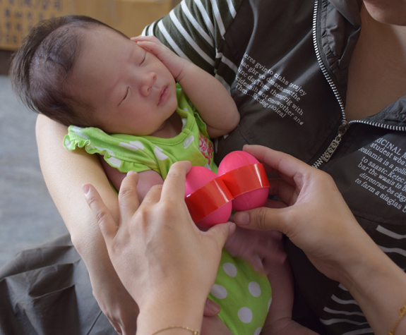 詹妹妹(南投草屯到府嬰兒寶寶滿月剃頭理髮、免費到府嬰兒剃胎毛儀式吉祥話)。到府剃頭剃胎毛主持、專業拍照、DVD光碟、證書。★購買「臍帶章、肚臍章、胎毛筆刷印章」贈送：剃頭、收涎、抓周，三選一。2015.07.31 照片5