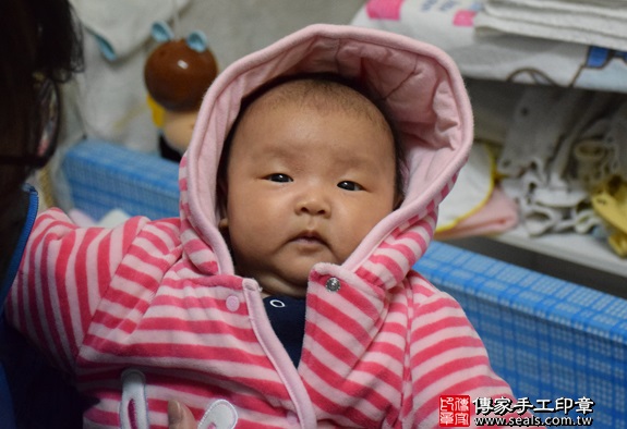 剃胎毛、滿月剃頭、嬰兒剃頭、嬰兒理髮、嬰兒剃髮、嬰兒剃胎毛、嬰兒滿月剃頭、寶寶剃頭、剃胎毛儀式、剃胎毛吉祥話、滿月剃頭儀式、滿月剃頭吉祥話、寶寶剃胎毛、寶寶滿月剃頭理髮、 新竹市剃胎毛、新竹市滿月剃頭、 新竹市嬰兒剃頭剃胎毛、新竹市嬰兒理髮、新竹市嬰兒剃髮、陳寶寶(新竹市到府嬰兒寶寶滿月剃頭理髮、免費到府嬰兒剃胎毛儀式吉祥話)。到府剃頭剃胎毛主持、專業拍照、DVD光碟、證書。★購買「臍帶章、肚臍章、胎毛筆刷印章」贈送：剃頭、收涎、抓周，三選一。2016.01.25 照片1