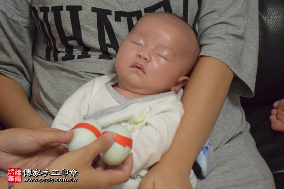 剃胎毛、滿月剃頭、嬰兒剃頭、嬰兒理髮、嬰兒剃髮、嬰兒剃胎毛、嬰兒滿月剃頭、寶寶剃頭、剃胎毛儀式、剃胎毛吉祥話、滿月剃頭儀式、滿月剃頭吉祥話、寶寶剃胎毛、寶寶滿月剃頭理髮、 新北市中和地區剃胎毛、新北市中和地區滿月剃頭、新北市中和地區嬰兒剃頭剃胎毛、新北市中和地區嬰兒理髮、新北市嬰兒剃髮、陳寶寶(新北中和區到府嬰兒寶寶滿月剃頭理髮、免費到府嬰兒剃胎毛儀式吉祥話)。到府剃頭剃胎毛主持、專業拍照、DVD光碟、證書。★購買「臍帶章、肚臍章、胎毛筆刷印章」贈送：剃頭、收涎、抓周，三選一。2017.09.06照片4