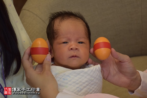 剃胎毛、滿月剃頭、嬰兒剃頭、嬰兒理髮、嬰兒剃髮、嬰兒剃胎毛、嬰兒滿月剃頭、寶寶剃頭、剃胎毛儀式、剃胎毛吉祥話、滿月剃頭儀式、滿月剃頭吉祥話、寶寶剃胎毛、寶寶滿月剃頭理髮、 新北市三重地區剃胎毛、新北市三重地區滿月剃頭、新北市三重地區嬰兒剃頭剃胎毛、新北市三重地區嬰兒理髮、新北市嬰兒剃髮、張寶寶(新北三重區到府嬰兒寶寶滿月剃頭理髮、免費到府嬰兒剃胎毛儀式吉祥話)。到府剃頭剃胎毛主持、專業拍照、DVD光碟、證書。★購買「臍帶章、肚臍章、胎毛筆刷印章」贈送：剃頭、收涎、抓周，三選一。2017.09.09照片3