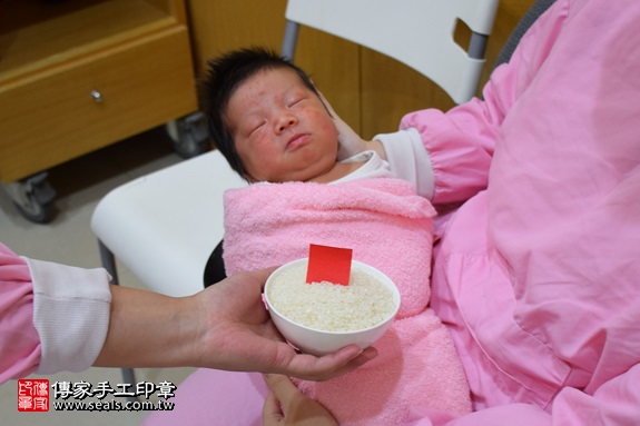 剃胎毛、滿月剃頭、嬰兒剃頭、嬰兒理髮、嬰兒剃髮、嬰兒剃胎毛、嬰兒滿月剃頭、寶寶剃頭、剃胎毛儀式、剃胎毛吉祥話、滿月剃頭儀式、滿月剃頭吉祥話、寶寶剃胎毛、寶寶滿月剃頭理髮、 新北市中和地區剃胎毛、新北市中和地區滿月剃頭、新北市中和地區嬰兒剃頭剃胎毛、新北市中和地區嬰兒理髮、新北市嬰兒剃髮、潘寶寶(新北中和區府嬰兒寶寶滿月剃頭理髮、免費到府嬰兒剃胎毛儀式吉祥話)。到府剃頭剃胎毛主持、專業拍照、DVD光碟、證書。★購買「臍帶章、肚臍章、胎毛筆刷印章」贈送：剃頭、收涎、抓周，三選一。2017.09.12照片6