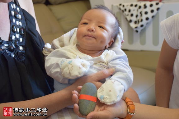 剃胎毛、滿月剃頭、嬰兒剃頭、嬰兒理髮、嬰兒剃髮、嬰兒剃胎毛、嬰兒滿月剃頭、寶寶剃頭、剃胎毛儀式、剃胎毛吉祥話、滿月剃頭儀式、滿月剃頭吉祥話、寶寶剃胎毛、寶寶滿月剃頭理髮、 新北市中和地區剃胎毛、新北市中和地區滿月剃頭、新北市中和地區嬰兒剃頭剃胎毛、新北市中和地區嬰兒理髮、新北市嬰兒剃髮、俞寶寶(新北中和區到府嬰兒寶寶滿月剃頭理髮、免費到府嬰兒剃胎毛儀式吉祥話)。到府剃頭剃胎毛主持、專業拍照、DVD光碟、證書。★購買「臍帶章、肚臍章、胎毛筆刷印章」贈送：剃頭、收涎、抓周，三選一。2017.09.26照片5