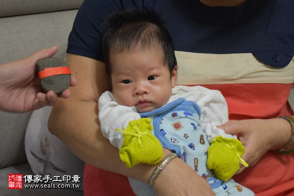 剃胎毛、滿月剃頭、嬰兒剃頭、嬰兒理髮、嬰兒剃髮、嬰兒剃胎毛、嬰兒滿月剃頭、寶寶剃頭、剃胎毛儀式、剃胎毛吉祥話、滿月剃頭儀式、滿月剃頭吉祥話、寶寶剃胎毛、寶寶滿月剃頭理髮、 新北市板橋地區剃胎毛、新北市板橋地區滿月剃頭、新北市板橋地區嬰兒剃頭剃胎毛、新北市板橋地區嬰兒理髮、新北市嬰兒剃髮、黃寶寶(新北板橋區到府嬰兒寶寶滿月剃頭理髮、免費到府嬰兒剃胎毛儀式吉祥話)。到府剃頭剃胎毛主持、專業拍照、DVD光碟、證書。★購買「臍帶章、肚臍章、胎毛筆刷印章」贈送：剃頭、收涎、抓周，三選一。2017.10.19照片5