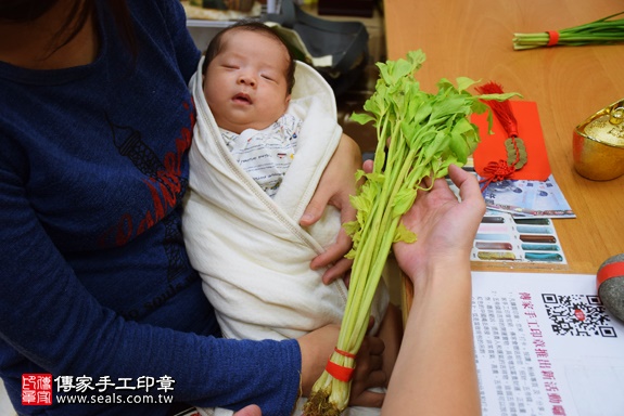 剃胎毛、滿月剃頭、嬰兒剃頭、嬰兒理髮、嬰兒剃髮、嬰兒剃胎毛、嬰兒滿月剃頭、寶寶剃頭、剃胎毛儀式、剃胎毛吉祥話、滿月剃頭儀式、滿月剃頭吉祥話、寶寶剃胎毛、寶寶滿月剃頭理髮、新北永和區剃胎毛、新北永和區滿月剃頭、新北永和區嬰兒剃頭剃胎毛、新北永和區嬰兒理髮、新北永和區嬰兒剃髮、陳寶寶(新北永和區嬰兒寶寶滿月剃頭理髮、免費嬰兒剃胎毛儀式吉祥話)。中國風會場，爸媽寶貝免費穿「日中韓」古裝禮服。專業拍照、DVD光碟、證書。★購買「臍帶章、肚臍章、胎毛筆刷印章」贈送：剃頭、收涎、抓周，三選一。2016.10.12 照片12