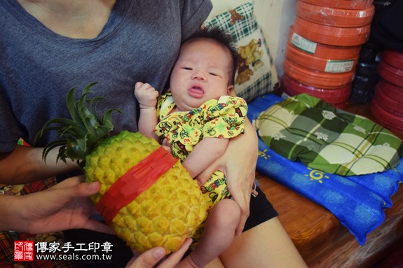 剃胎毛、滿月剃頭、嬰兒剃頭、嬰兒理髮、嬰兒剃髮、嬰兒剃胎毛、嬰兒滿月剃頭、寶寶剃頭、剃胎毛儀式、剃胎毛吉祥話、滿月剃頭儀式、滿月剃頭吉祥話、寶寶剃胎毛、寶寶滿月剃頭理髮、 台中市南區剃胎毛、台中市南區滿月剃頭、 台中市南區嬰兒剃頭剃胎毛、台中市南區嬰兒理髮、台中市南區嬰兒剃髮、葉寶寶(台中市南區到府嬰兒寶寶滿月剃頭理髮、免費到府嬰兒剃胎毛儀式吉祥話)。到府剃頭剃胎毛主持、專業拍照、DVD光碟、證書。★購買「臍帶章、肚臍章、胎毛筆刷印章」贈送：剃頭、收涎、抓周，三選一。2016.10.15  照片11