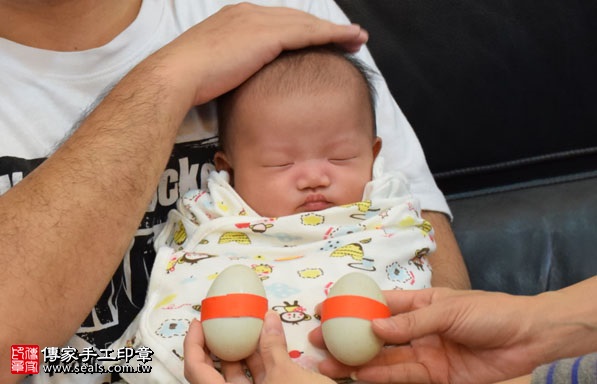 剃胎毛、滿月剃頭、嬰兒剃頭、嬰兒理髮、嬰兒剃髮、嬰兒剃胎毛、嬰兒滿月剃頭、寶寶剃頭、剃胎毛儀式、剃胎毛吉祥話、滿月剃頭儀式、滿月剃頭吉祥話、寶寶剃胎毛、寶寶滿月剃頭理髮、 新北新莊區剃胎毛、新北新莊區滿月剃頭、 新北新莊區嬰兒剃頭剃胎毛、新北新莊區嬰兒理髮、新北新莊區嬰兒剃髮、林寶寶(新北新莊區到府嬰兒寶寶滿月剃頭理髮、免費到府嬰兒剃胎毛儀式吉祥話)。到府剃頭剃胎毛主持、專業拍照、DVD光碟、證書。★購買「臍帶章、肚臍章、胎毛筆刷印章」贈送：剃頭、收涎、抓周，三選一。2016.12.05  照片4