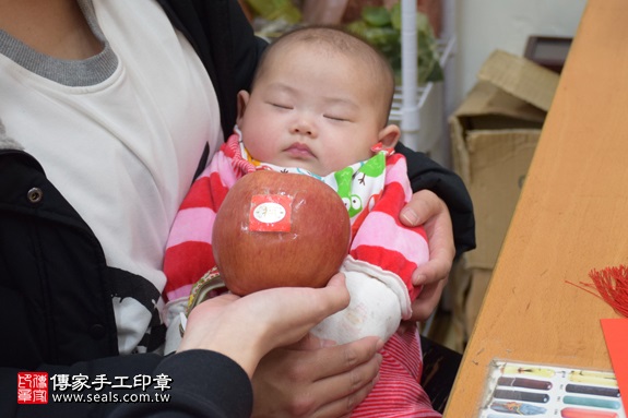 剃胎毛、滿月剃頭、嬰兒剃頭、嬰兒理髮、嬰兒剃髮、嬰兒剃胎毛、嬰兒滿月剃頭、寶寶剃頭、剃胎毛儀式、剃胎毛吉祥話、滿月剃頭儀式、滿月剃頭吉祥話、寶寶剃胎毛、寶寶滿月剃頭理髮、新北永和區剃胎毛、新北永和區滿月剃頭、新北永和區嬰兒剃頭剃胎毛、新北永和區嬰兒理髮、新北永和區嬰兒剃髮、洪寶寶(新北永和區嬰兒寶寶滿月剃頭理髮、免費嬰兒剃胎毛儀式吉祥話)。中國風會場，爸媽寶貝免費穿「日中韓」古裝禮服。專業拍照、DVD光碟、證書。★購買「臍帶章、肚臍章、胎毛筆刷印章」贈送：剃頭、收涎、抓周，三選一。2017.02.25 照片7