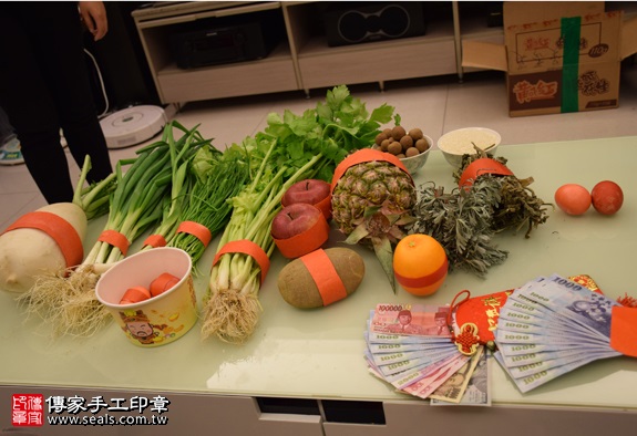剃胎毛、滿月剃頭、嬰兒剃頭、嬰兒理髮、嬰兒剃髮、嬰兒剃胎毛、嬰兒滿月剃頭、寶寶剃頭、剃胎毛儀式、剃胎毛吉祥話、滿月剃頭儀式、滿月剃頭吉祥話、寶寶剃胎毛、寶寶滿月剃頭理髮、 新竹市剃胎毛、新竹市滿月剃頭、 新竹市嬰兒剃頭剃胎毛、新竹市嬰兒理髮、新竹市嬰兒剃髮、黃寶寶(新竹市到府嬰兒寶寶滿月剃頭理髮、免費到府嬰兒剃胎毛儀式吉祥話)。到府剃頭剃胎毛主持、專業拍照、DVD光碟、證書。★購買「臍帶章、肚臍章、胎毛筆刷印章」贈送：剃頭、收涎、抓周，三選一。2016.01.24 照片1