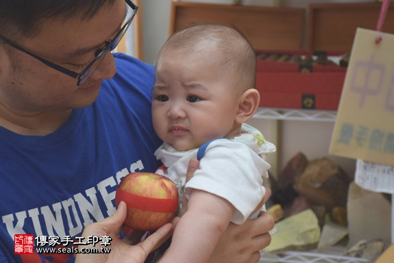 剃胎毛、滿月剃頭、嬰兒剃頭、嬰兒理髮、嬰兒剃髮、嬰兒剃胎毛、嬰兒滿月剃頭、寶寶剃頭、剃胎毛儀式、剃胎毛吉祥話、滿月剃頭儀式、滿月剃頭吉祥話、寶寶剃胎毛、寶寶滿月剃頭理髮、新竹香山區剃胎毛、新竹香山區滿月剃頭、新竹香山區嬰兒剃頭剃胎毛、新竹香山區嬰兒理髮、新竹香山區嬰兒剃髮、黃寶寶(新竹香山區嬰兒寶寶滿月剃頭理髮、免費嬰兒剃胎毛儀式吉祥話)。中國風會場，爸媽寶貝免費穿「日中韓」古裝禮服。專業拍照、DVD光碟、證書。★購買「臍帶章、肚臍章、胎毛筆刷印章」贈送：剃頭、收涎、抓周，三選一。2017.06.10 照片8