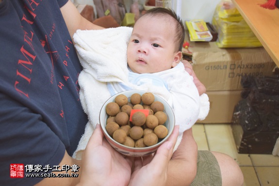 剃胎毛、滿月剃頭、嬰兒剃頭、嬰兒理髮、嬰兒剃髮、嬰兒剃胎毛、嬰兒滿月剃頭、寶寶剃頭、剃胎毛儀式、剃胎毛吉祥話、滿月剃頭儀式、滿月剃頭吉祥話、寶寶剃胎毛、寶寶滿月剃頭理髮、新北永和區剃胎毛、新北永和區滿月剃頭、新北永和區嬰兒剃頭剃胎毛、新北永和區嬰兒理髮、新北永和區嬰兒剃髮、劉寶寶(新北永和區嬰兒寶寶滿月剃頭理髮、免費嬰兒剃胎毛儀式吉祥話)。中國風會場，爸媽寶貝免費穿「日中韓」古裝禮服。專業拍照、DVD光碟、證書。★購買「臍帶章、肚臍章、胎毛筆刷印章」贈送：剃頭、收涎、抓周，三選一。2017.06.29 照片7