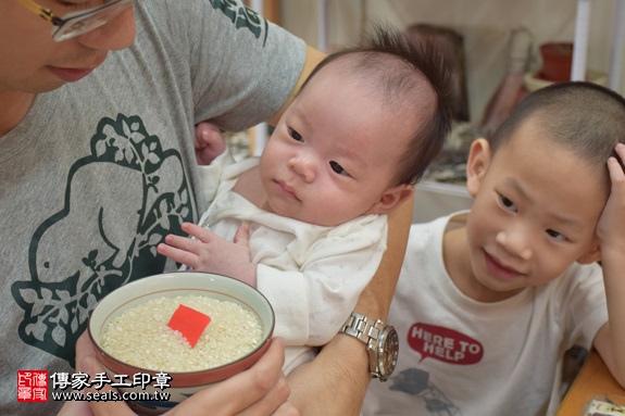 剃胎毛、滿月剃頭、嬰兒剃頭、嬰兒理髮、嬰兒剃髮、嬰兒剃胎毛、嬰兒滿月剃頭、寶寶剃頭、剃胎毛儀式、剃胎毛吉祥話、滿月剃頭儀式、滿月剃頭吉祥話、寶寶剃胎毛、寶寶滿月剃頭理髮、 新北市永和地區剃胎毛、新北市永和地區滿月剃頭、新北市永和地區嬰兒剃頭剃胎毛、新北市永和地區嬰兒理髮、新北市嬰兒剃髮、 李寶寶(新北永和區嬰兒寶寶滿月剃頭理髮、免費嬰兒剃胎毛儀式吉祥話)。中國風會場，爸媽寶貝免費穿「日中韓」古裝禮服。專業拍照、DVD光碟、證書。★購買「臍帶章、肚臍章、胎毛筆刷印章」贈送：剃頭、收涎、抓周，三選一。2017.08.12照片6