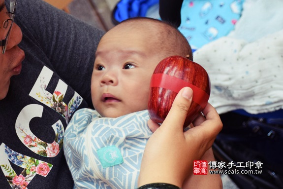 剃胎毛、滿月剃頭、嬰兒剃頭、嬰兒理髮、嬰兒剃髮、嬰兒剃胎毛、嬰兒滿月剃頭、寶寶剃頭、剃胎毛儀式、剃胎毛吉祥話、滿月剃頭儀式、滿月剃頭吉祥話、寶寶剃胎毛、寶寶滿月剃頭理髮、 台中市北區地區剃胎毛、台中市北區地區滿月剃頭、台中市北區地區嬰兒剃頭剃胎毛、台中市北區地區嬰兒理髮、台中市嬰兒剃髮、蘇寶寶(台中市北區嬰兒寶寶滿月剃頭理髮、免費嬰兒剃胎毛儀式吉祥話)。中國風會場，爸媽寶貝免費穿「日中韓」古裝禮服。專業拍照、DVD光碟、證書。★購買「臍帶章、肚臍章、胎毛筆刷印章」贈送：剃頭、收涎、抓周，三選一。2017.08.22照片7