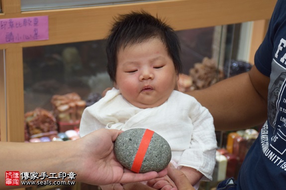 剃胎毛、滿月剃頭、嬰兒剃頭、嬰兒理髮、嬰兒剃髮、嬰兒剃胎毛、嬰兒滿月剃頭、寶寶剃頭、剃胎毛儀式、剃胎毛吉祥話、滿月剃頭儀式、滿月剃頭吉祥話、寶寶剃胎毛、寶寶滿月剃頭理髮、 新北市永和地區剃胎毛、新北市永和地區滿月剃頭、新北市永和地區嬰兒剃頭剃胎毛、新北市永和地區嬰兒理髮、新北市嬰兒剃髮、何寶寶(新北永和區嬰兒寶寶滿月剃頭理髮、免費嬰兒剃胎毛儀式吉祥話)。中國風會場，爸媽寶貝免費穿「日中韓」古裝禮服。專業拍照、DVD光碟、證書。★購買「臍帶章、肚臍章、胎毛筆刷印章」贈送：剃頭、收涎、抓周，三選一。2017.09.24照片5