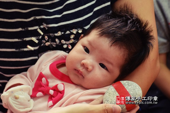 剃胎毛、滿月剃頭、嬰兒剃頭、嬰兒理髮、嬰兒剃髮、嬰兒剃胎毛、嬰兒滿月剃頭、寶寶剃頭、剃胎毛儀式、剃胎毛吉祥話、滿月剃頭儀式、滿月剃頭吉祥話、寶寶剃胎毛、寶寶滿月剃頭理髮、 台中市烏日地區剃胎毛、台中市烏日地區滿月剃頭、台中市烏日地區嬰兒剃頭剃胎毛、台中市烏日地區嬰兒理髮、台中市嬰兒剃髮、陳寶寶(台中烏日區到府嬰兒寶寶滿月剃頭理髮、免費到府嬰兒剃胎毛儀式吉祥話)。到府剃頭剃胎毛主持、專業拍照、DVD光碟、證書。★購買「臍帶章、肚臍章、胎毛筆刷印章」贈送：剃頭、收涎、抓周，三選一。2017.10.02照片5