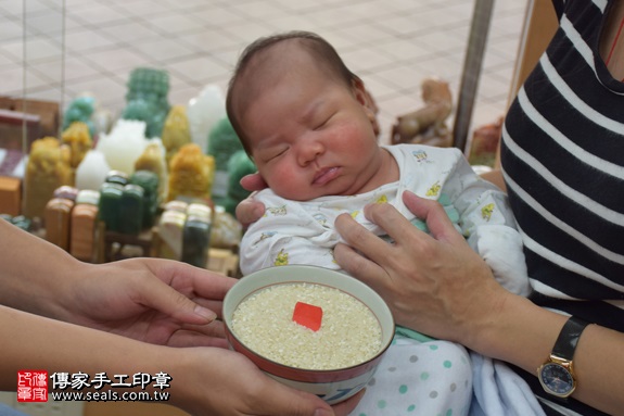 剃胎毛、滿月剃頭、嬰兒剃頭、嬰兒理髮、嬰兒剃髮、嬰兒剃胎毛、嬰兒滿月剃頭、寶寶剃頭、剃胎毛儀式、剃胎毛吉祥話、滿月剃頭儀式、滿月剃頭吉祥話、寶寶剃胎毛、寶寶滿月剃頭理髮、 新北市永和地區剃胎毛、新北市永和地區滿月剃頭、新北市永和地區嬰兒剃頭剃胎毛、新北市永和地區嬰兒理髮、新北市嬰兒剃髮、黃寶寶(新北永和區嬰兒寶寶滿月剃頭理髮、免費嬰兒剃胎毛儀式吉祥話)。中國風會場，爸媽寶貝免費穿「日中韓」古裝禮服。專業拍照、DVD光碟、證書。★購買「臍帶章、肚臍章、胎毛筆刷印章」贈送：剃頭、收涎、抓周，三選一。2017.09.20照片6