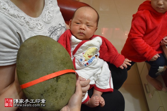 剃胎毛、滿月剃頭、嬰兒剃頭、嬰兒理髮、嬰兒剃髮、嬰兒剃胎毛、嬰兒滿月剃頭、寶寶剃頭、剃胎毛儀式、剃胎毛吉祥話、滿月剃頭儀式、滿月剃頭吉祥話、寶寶剃胎毛、寶寶滿月剃頭理髮、 新北市中和地區剃胎毛、新北市中和地區滿月剃頭、新北市中和地區嬰兒剃頭剃胎毛、新北市中和地區嬰兒理髮、新北市嬰兒剃髮、廖寶寶(新北中和區到府嬰兒寶寶滿月剃頭理髮、免費到府嬰兒剃胎毛儀式吉祥話)。到府剃頭剃胎毛主持、專業拍照、DVD光碟、證書。★購買「臍帶章、肚臍章、胎毛筆刷印章」贈送：剃頭、收涎、抓周，三選一。2017.11.22照片5