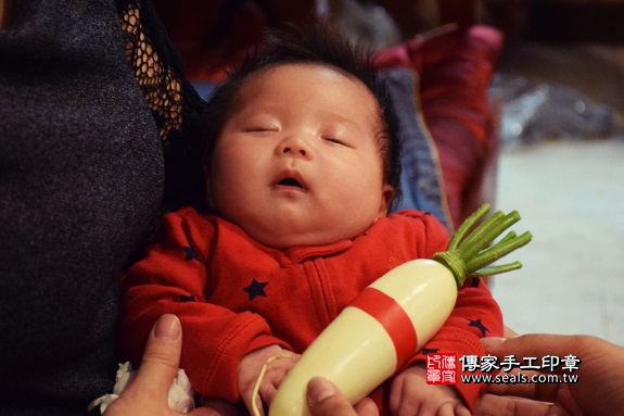 剃胎毛、滿月剃頭、嬰兒剃頭、嬰兒理髮、嬰兒剃髮、嬰兒剃胎毛、嬰兒滿月剃頭、寶寶剃頭、剃胎毛儀式、剃胎毛吉祥話、滿月剃頭儀式、滿月剃頭吉祥話、寶寶剃胎毛、寶寶滿月剃頭理髮、 新竹縣峨眉地區剃胎毛、新竹縣峨眉地區滿月剃頭、新竹縣峨眉地區嬰兒剃頭剃胎毛、新竹縣峨眉地區嬰兒理髮、新竹縣嬰兒剃髮、林寶寶(新竹峨嵋鄉到府嬰兒寶寶滿月剃頭理髮、免費到府嬰兒剃胎毛儀式吉祥話)。到府剃頭剃胎毛主持、專業拍照、DVD光碟、證書。★購買「臍帶章、肚臍章、胎毛筆刷印章」贈送：剃頭、收涎、抓周，三選一。2017.11.27照片10