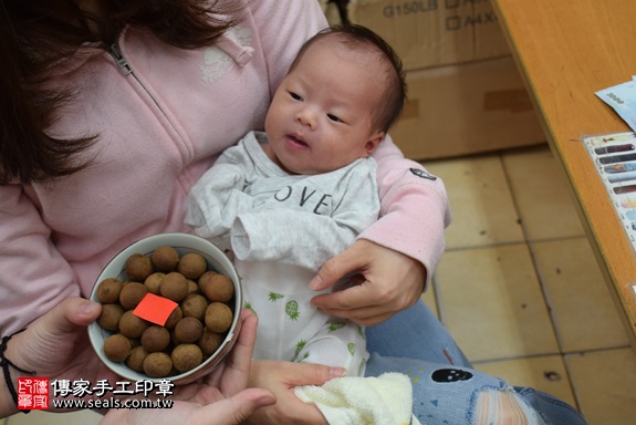 剃胎毛、滿月剃頭、嬰兒剃頭、嬰兒理髮、嬰兒剃髮、嬰兒剃胎毛、嬰兒滿月剃頭、寶寶剃頭、剃胎毛儀式、剃胎毛吉祥話、滿月剃頭儀式、滿月剃頭吉祥話、寶寶剃胎毛、寶寶滿月剃頭理髮、 台中市北區地區剃胎毛、台中市北區地區滿月剃頭、台中市北區地區嬰兒剃頭剃胎毛、台中市北區地區嬰兒理髮、新北市嬰兒剃髮、林寶寶(新北永和區嬰兒寶寶滿月剃頭理髮、免費嬰兒剃胎毛儀式吉祥話)。中國風會場，爸媽寶貝免費穿「日中韓」古裝禮服。專業拍照、DVD光碟、證書。★購買「臍帶章、肚臍章、胎毛筆刷印章」贈送：剃頭、收涎、抓周，三選一。2017.12.10照片6