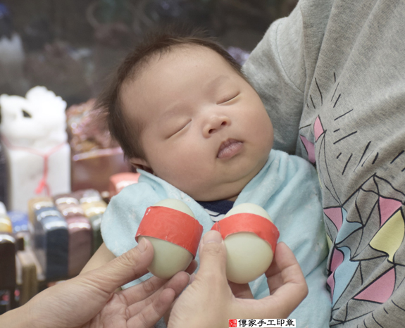 黃寶寶(新北永和區嬰兒寶寶滿月剃頭理髮、免費嬰兒剃胎毛儀式吉祥話)。中國風會場，爸媽寶貝免費穿「日中韓」古裝禮服。專業拍照、DVD光碟、證書。★購買「臍帶章、肚臍章、胎毛筆刷印章」贈送：剃頭、收涎、抓周，三選一。 2015.12.02 照片3