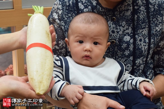 剃胎毛、滿月剃頭、嬰兒剃頭、嬰兒理髮、嬰兒剃髮、嬰兒剃胎毛、嬰兒滿月剃頭、寶寶剃頭、剃胎毛儀式、剃胎毛吉祥話、滿月剃頭儀式、滿月剃頭吉祥話、寶寶剃胎毛、寶寶滿月剃頭理髮、新北永和區剃胎毛、新北永和區滿月剃頭、新北永和區嬰兒剃頭剃胎毛、新北永和區嬰兒理髮、新北永和區嬰兒剃髮、謝寶寶(新北永和區嬰兒寶寶滿月剃頭理髮、免費嬰兒剃胎毛儀式吉祥話)。中國風會場，爸媽寶貝免費穿「日中韓」古裝禮服。專業拍照、DVD光碟、證書。★購買「臍帶章、肚臍章、胎毛筆刷印章」贈送：剃頭、收涎、抓周，三選一。2016.11.12 照片13